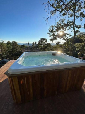 Cabaña en el bosque con jacuzzi al aire libre